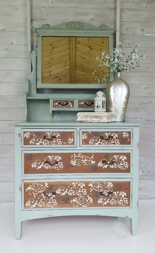 Dressing table with floral pattern