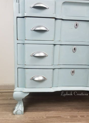 Drawer and feet detail