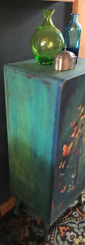 Side view/Butterfly Cabinet