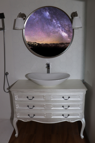 Pearl commode