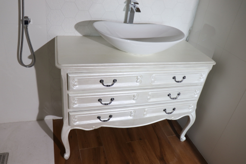 Pearl commode