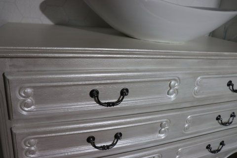 Pearl commode